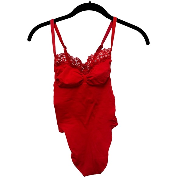 SKIMS Red Lace Seamless Sculpt Bodysuit - Picture 3 of 5